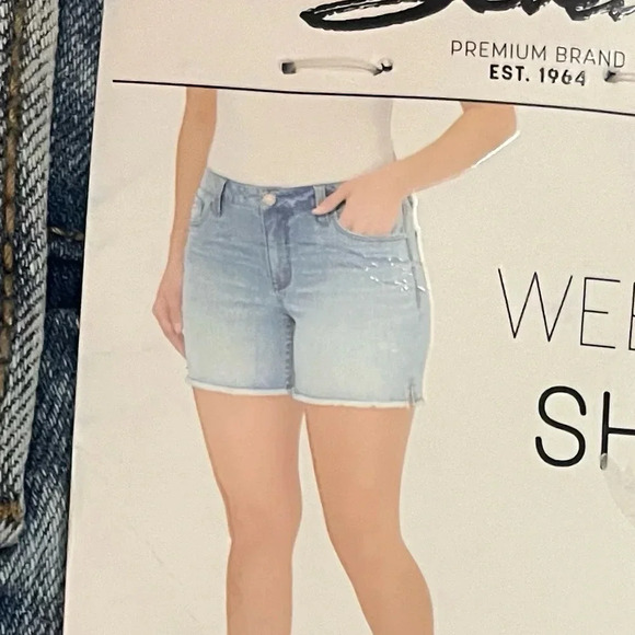 Seven7 Distressed Denim Jean Shorts Womens 4 Blue Light Wash Fray Hem NWT - Picture 2 of 10